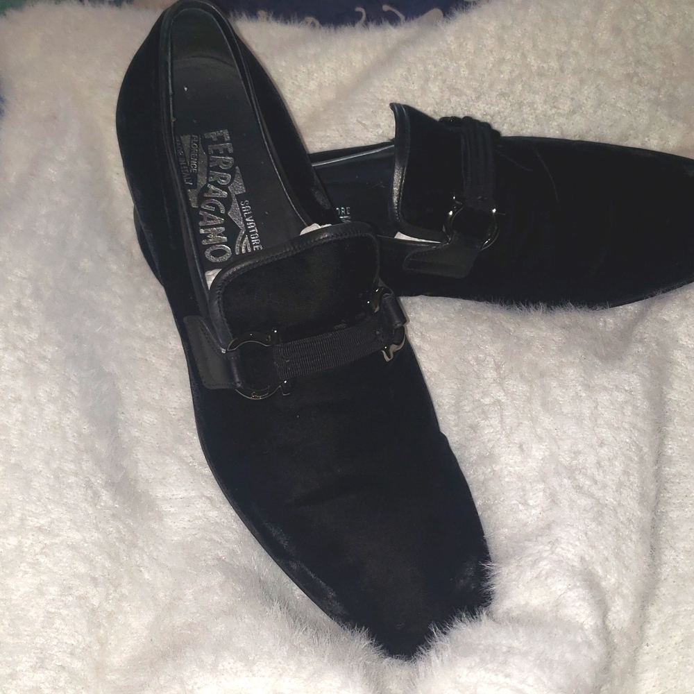 SALVATORE FERRAGAMO  SIZE  7 1/2 LEATHER